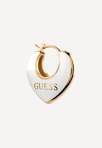 Orecchino a cerchio a forma di cuore in oro e bianco, con finitura lucida e logo "GUESS" in rilievo su un lato. Design compatto con chiusura sicura.