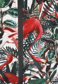 Tesătură florală cu fermoar, prezentând păsări roșii vibrante printre frunze verzi, pe un fundal alb, cu texturi și modele detaliate.