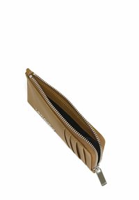 Cartera marrón texturizada con cierre de cremallera. Presenta un interior suave, pliegues verticales en un lado y herrajes en tono plateado.