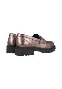 Mocasines metálicos de bronce con acabado texturizado, tacón de goma bajo y diseño sin cordones. Presentan un forro negro suave y detalles de costura sutiles.