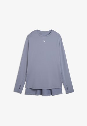 Sporttop met lange mouwen in gedempt grijs met een ronde hals, zijsplitten en een wit logo op de borst. Glad, lichtgewicht materiaal.