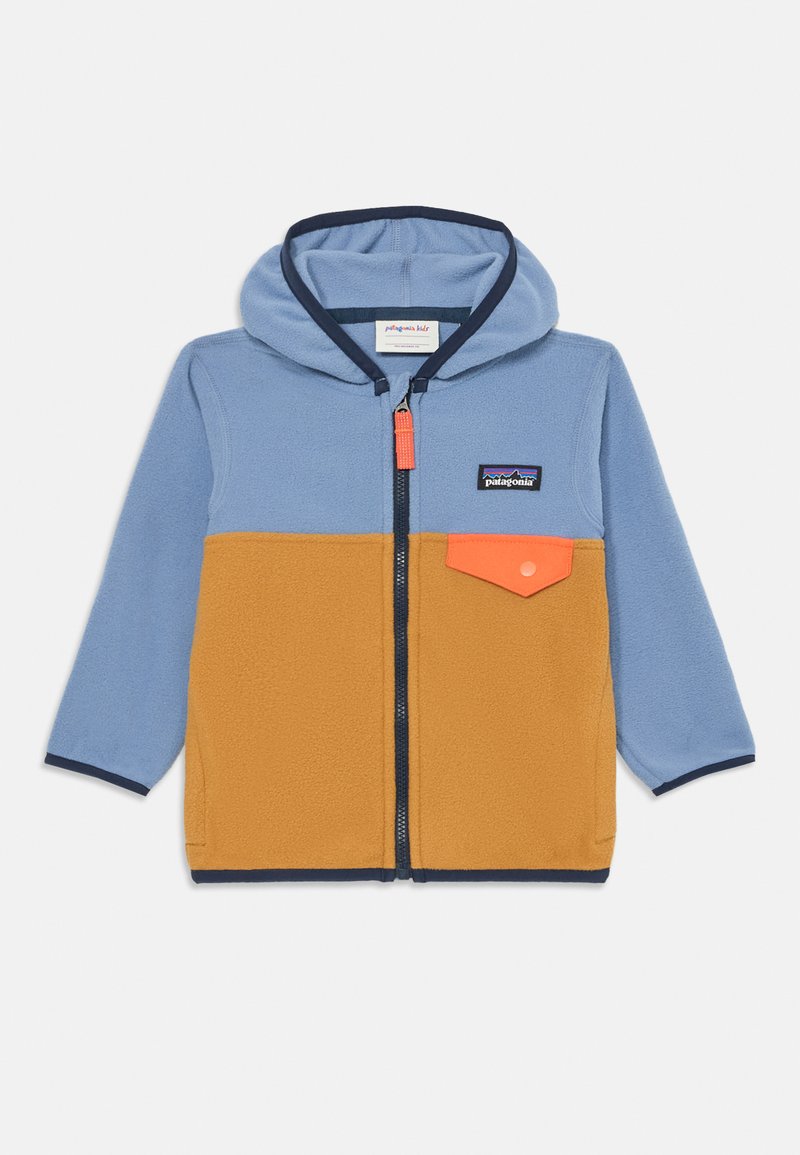 Sinine ja oranž fliishist kapuutsiga jakk, millel on eesne lukku, mereteemaline äär ja oranž tasku. Omab sissevõetud kapuutsi ja pehmet tekstuuri.