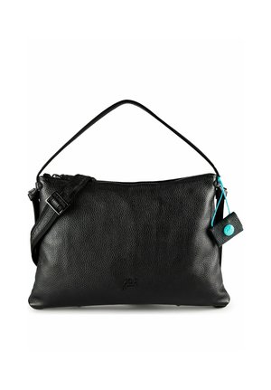 Borsa in pelle nera granulata con tracolla regolabile e piccola pochette allegata, fissata da un cordino blu, su sfondo bianco.