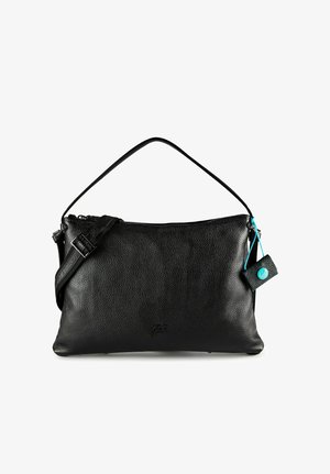Bolso de mano de cuero negro con textura granulada, con correa de hombro ajustable y pequeño bolso adjunto asegurado con un cordón azul sobre fondo blanco.