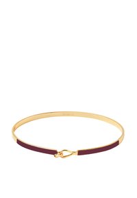 Bracelet en or avec une finition lisse, mettant en avant un accent bourgogne profond et un détail de fermeture unique. Le design mince et circulaire renforce l'élégance.