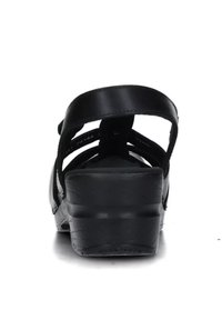 Sandali wedge neri con una finitura in pelle liscia, caratterizzati da multiple cinghie e una suola texturizzata, progettati per comfort e stabilità.