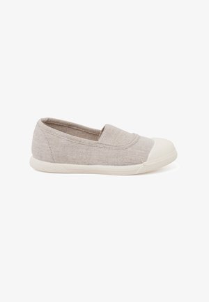 Hellbeige Slipper mit einem strukturierten Obermaterial aus Stoff und einer weißen Gummikappe; verfügt über ein niedriges Profil und eine flexible Sohle.