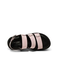 Sandal s popruhmi s hornou časťou z mäkkej ružovej semišovej kože, čiernou podrážkou, tromi širokými pruhmi, embosovaným logom a nastaviteľnou prackou na členkovom popruhu.