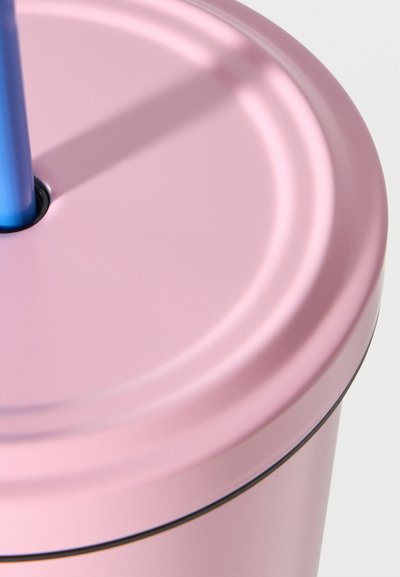 Ροζ μεταλλικό ποτήρι με καπάκι που εφαρμόζει και μπλε επαναχρησιμοποιούμενο καλαμάκι που έχει τοποθετηθεί μέσω της οπής στο καπάκι.