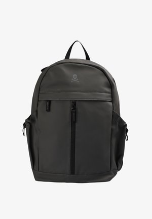 Grijze rugzak met een gladde, matte textuur, voorzien van een voorvak met rits, zijvakken van gaas en een doodshoofdlogo aan de bovenkant.