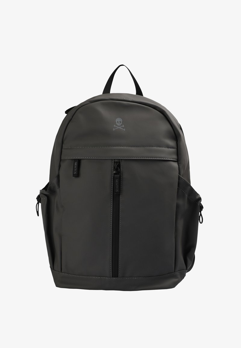 Grijze rugzak met een gladde, matte textuur, voorzien van een voorvak met rits, zijvakken van gaas en een doodshoofdlogo aan de bovenkant.