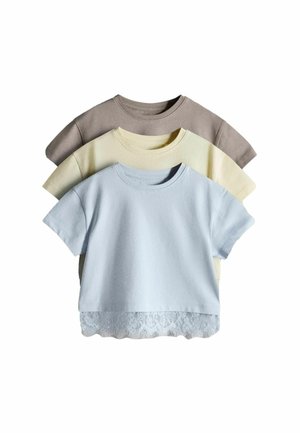 Drei kurzärmelige Shirts mit Rundhalsausschnitt in Beige, Hellgelb und Hellblau mit Spitzenbesatz am Saum des blauen Shirts.