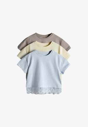 Drei kurzärmelige Shirts mit Rundhalsausschnitt in Beige, Hellgelb und Hellblau mit Spitzenbesatz am Saum des blauen Shirts.