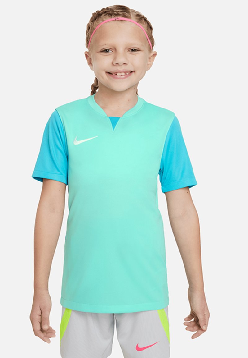 Maglietta da calcio azzurra chiara con scollatura rotonda e maniche corte. Presenta un corpo turchese e maniche blu. Logo Nike sul petto.