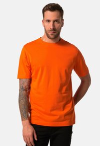 Krátký rukáv, oranžové bavlněné tričko s kulatým výstřihem, klasický střih a hladká textura. Má jednoduchý design bez vzorů nebo akcentů.