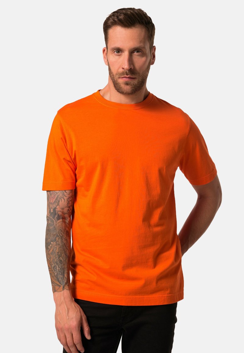 Krátký rukáv, oranžové bavlněné tričko s kulatým výstřihem, klasický střih a hladká textura. Má jednoduchý design bez vzorů nebo akcentů.