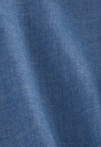 Denimkangas keski-blue väreissä, sileä tekstuur ja hienovarainen kudontamalli. Sopii vaatteisiin tai verhoiluun.