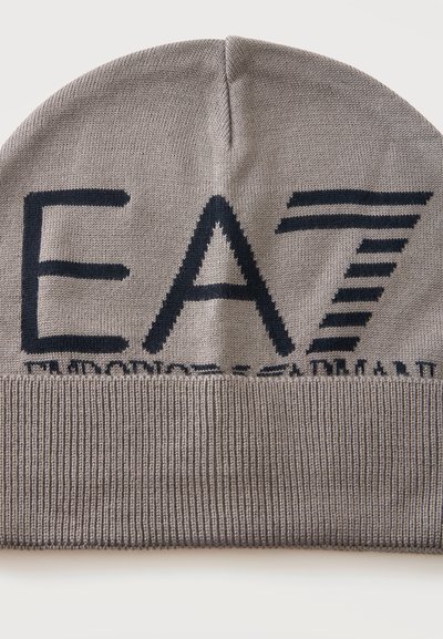 Сива плетена шапка с прибрана периферия с голямо черно лого EA7 и по-малък текст Emporio Armani под логото.