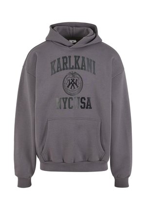 Pelēks džemperis ar priekšējo kabatu, liels KARL KANI logotips uz krūtīm, un ribota apkakle un maldumi. Mīksta auduma tekstūra.