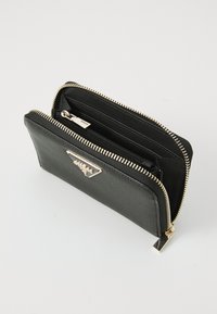 Portefeuille en cuir noir avec une finition texturée, fermeture éclair dorée et un détail logo à l'avant. L'intérieur dispose de plusieurs emplacements pour cartes et d'une poche zippée.