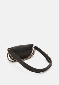 Bolso cruzado de cuero negro acolchado con correa ancha ajustable y detalle de cadena dorada sobre fondo blanco.