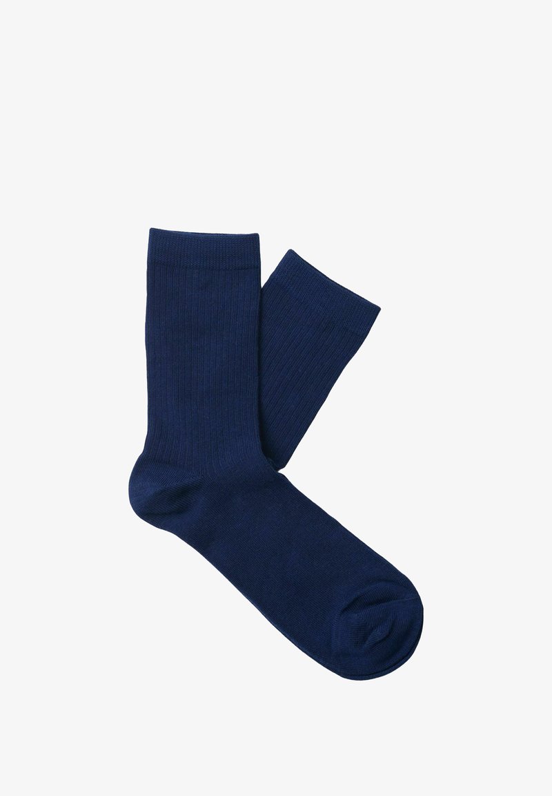 Paire de chaussettes unies bleu marine mi-mollet, posées en chevauchement sur un fond blanc.