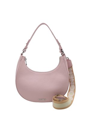 Sac à main en cuir rose clair en forme de croissant avec une seule poignée et une sangle beige de marque enroulée à côté.