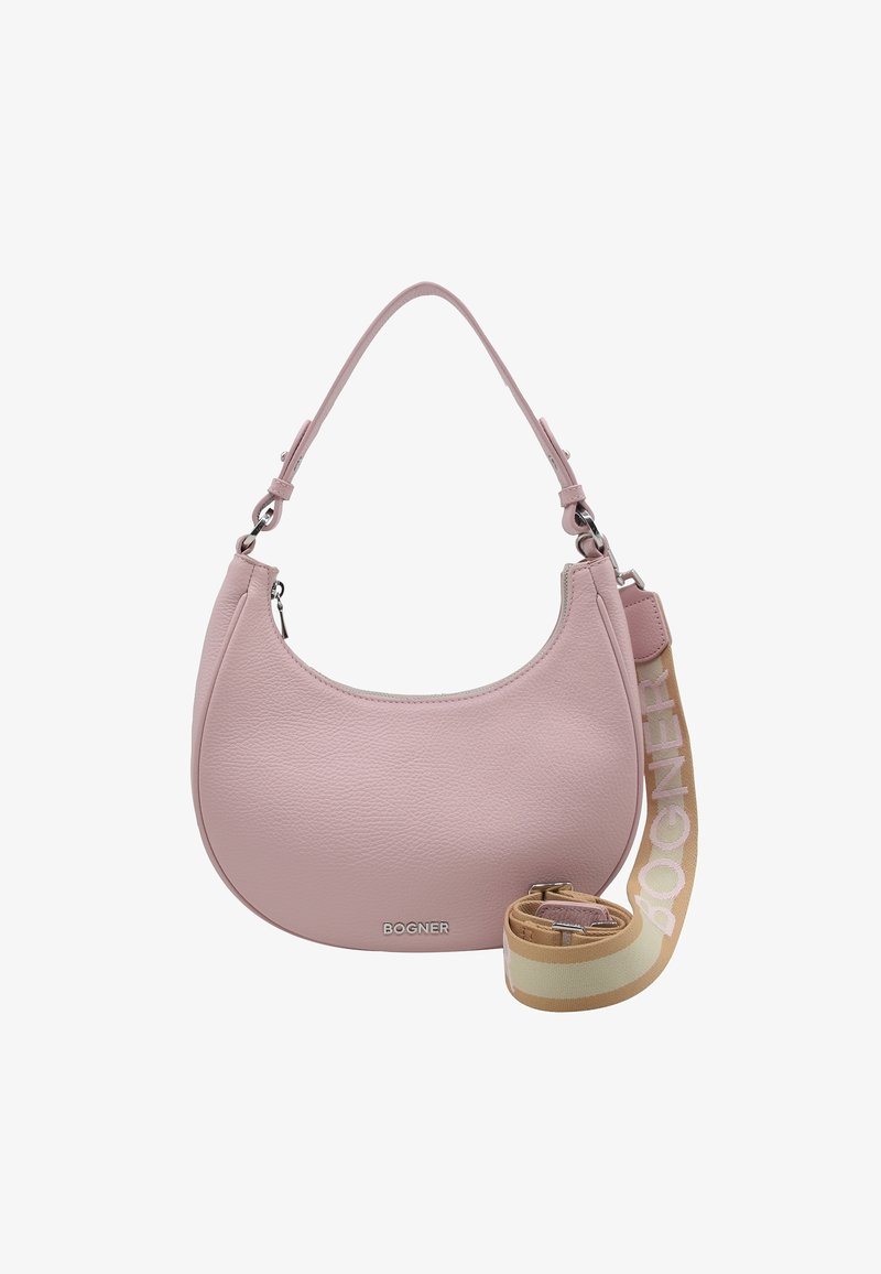 Sac à main en cuir rose clair en forme de croissant avec une seule poignée et une sangle beige de marque enroulée à côté.