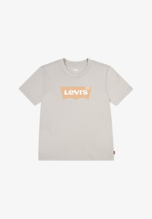 Lichtbeige T-shirt met korte mouwen, ronde hals en oranje Levi's-logo gecentreerd op de borst.