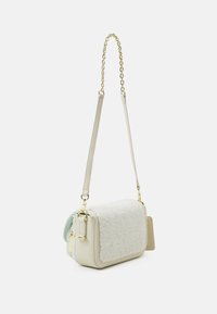 Mała prostokątna torebka crossbody w kolorze kremowym z teksturowanym zewnętrznym klapą, złotym łańcuchem i skórzanym paskiem oraz złotymi akcentami hardware.