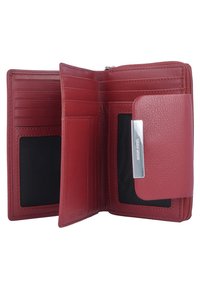 Portafoglio in pelle rossa con finitura testurizzata, multiple fessure per carte, una finestra trasparente per l'ID e una clip in metallo argentato per una chiusura sicura.