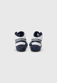 Adidași alb-albăstri cu un uppers din plasă, talpă din cauciuc și guler căptușit. Prezintă detalii cu logo și curele contrastante.