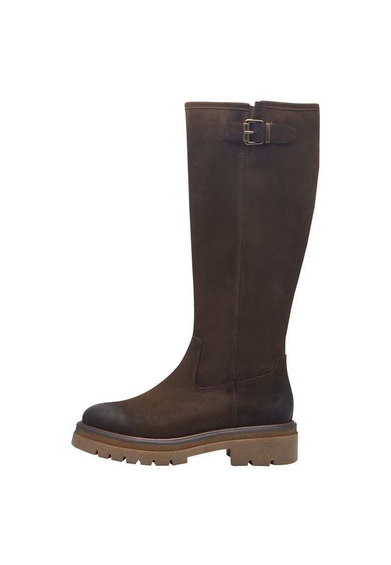 Bota de cuero marrón hasta la rodilla que presenta una punta redondeada, superficie texturizada, detalle de hebilla y una suela marrón resistente para mayor tracción.