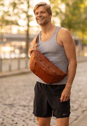 Gusti Leder ESBEN - Schoudertas - cognac