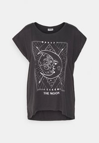 Sorte kortermet t-skjorte laget av mykt materiale, med et hvitt grafisk design av en måne og virvlende mønstre med teksten "THE MOON."