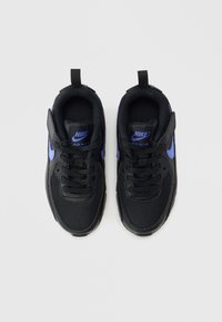 Črni supergi Nike Air Max imajo zgornji del iz mrežastega materiala s vijoličnimi poudarki, všitim detajlom in teksturiranim podplatom. Vključujejo oblazinjen obroček okoli gležnja in jezik.