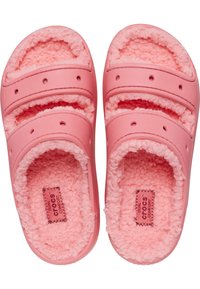 Różowe klapki wsuwane z puszystym wnętrzem, z dwiema szerokimi ramiączkami i otworami wentylacyjnymi. Miękka tekstura z wyściełanym wkładem.