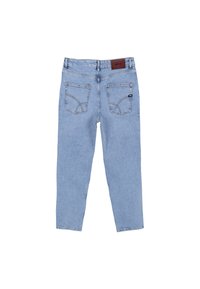 Jeans in denim azzurro chiaro con taglio dritto, dotati di due tasche posteriori e un'etichetta in pelle marrone sulla vita.