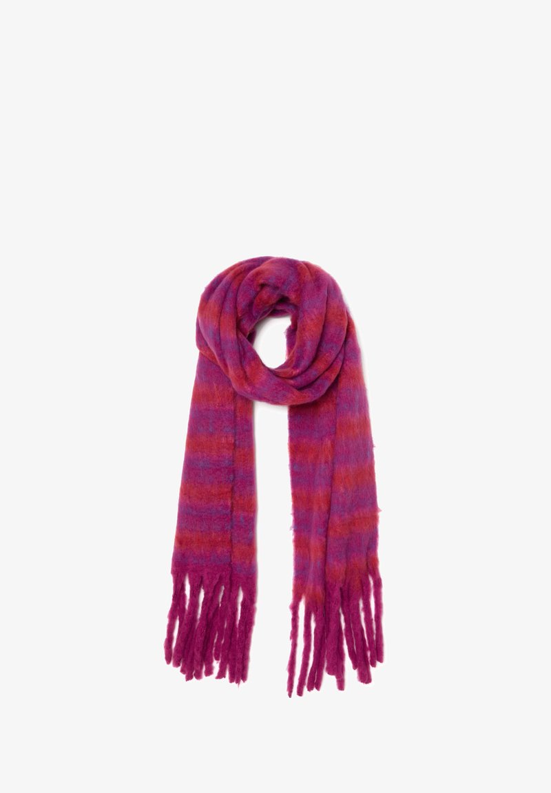 Bufanda a rayas moradas y rosas con una textura suave y esponjosa y extremos con flecos; hecha de un material cálido parecido a la lana.