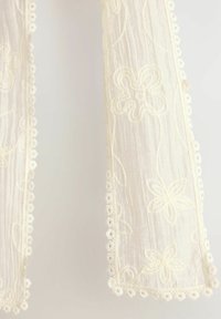SKINNY EMBROIDERED - Sál - cream embroidered