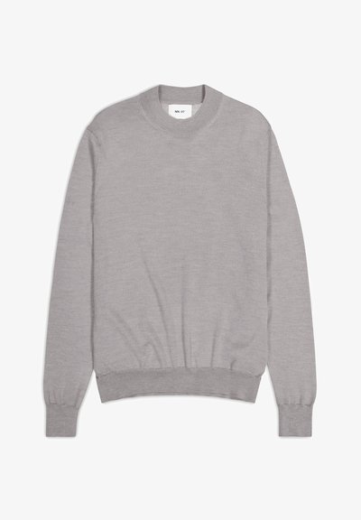Hellgrauer Pullover aus weicher Baumwolle. Runder Halsausschnitt, gerippte Bündchen und Saum, minimalistisches Design ohne sichtbare Muster oder Logos.