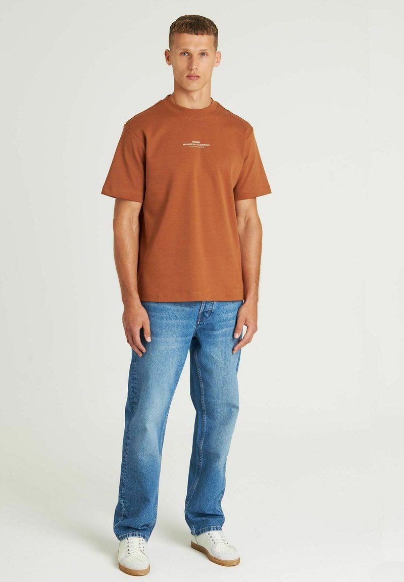 CHASIN’ T-shirt print lichtbruin