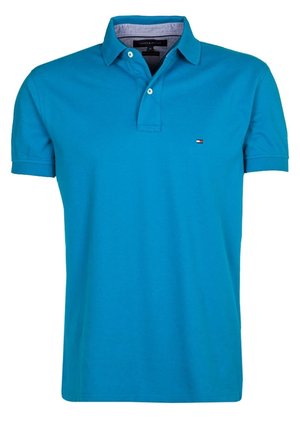 Türkise Poloshirt aus Baumwolle mit klassischem Kragen, zwei Knöpfen und kleinem Logo auf der linken Brust. Kurzarm.