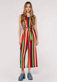 Mono a rayas colorido en tejido, con un cinturón en la cintura, diseño sin mangas y corte ancho en la parte inferior. El material parece suave y elástico.