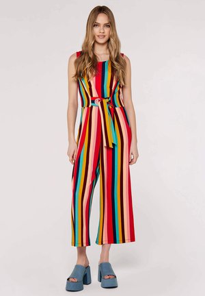 Jumpsuit a righe colorato in tessuto, con vita alta e cinturino, design senza maniche e taglio cropped con gamba larga. Il materiale sembra liscio ed elastico.