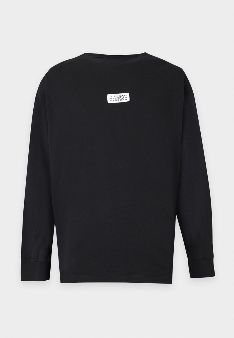 Schwarzes Langarmshirt mit einem kleinen weißen rechteckigen Etikett mit Zahlen und einer eingekreisten Zahl sechs oben mittig auf dem Rücken.