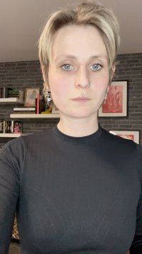 Juoda ilgo rankovėmis palaidinė su raukšlėta tekstūra ir subtiliais dizaino akcentais. Kaklo linija apvali, o siluetas prigludęs.