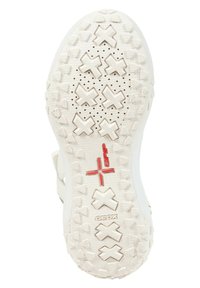 Vit gummi sula med texturerad yta, som har ett mönstrat grepp och en röd logotypaccent. Rundad form med uttalad sula design.