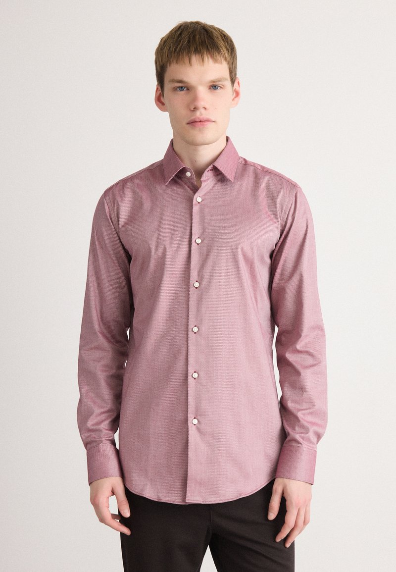 Camicia button-up rossa con motivo a stampa, maniche lunghe, colletto e bottoni a contrasto. Tessuto liscio con design aderente e orlo curvo.