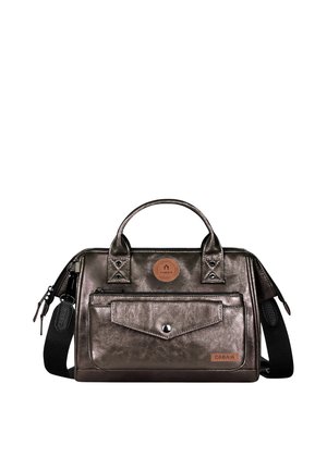 Sac à main compact en cuir marron foncé avec deux poignées, poche avant zippée avec rabat et bouton pression, et bandoulière noire amovible.
